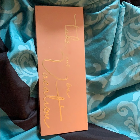 Kylie Take Me On Vacation Palette - Picture 2 of 4